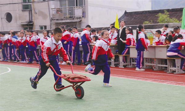 安康市石泉县小学生参加农耕趣味运动会